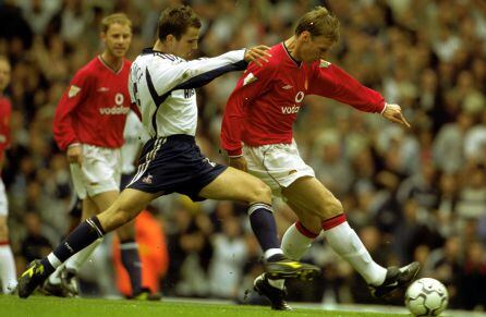 Sheringham juega un balón, en un partido de Premier League