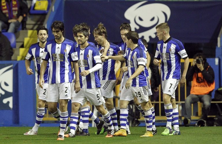 GRA203. VALENCIA, 20/12/2014. Los jugadores de la Real Sociedad celebran el gol marcado por su compañero, Sergio Canales ante el Levante, durante el partido correspondiente a decimosexta jornada de Liga disputado esta tarde en el estadio Ciutat de València. EFE/Manuel Bruque.