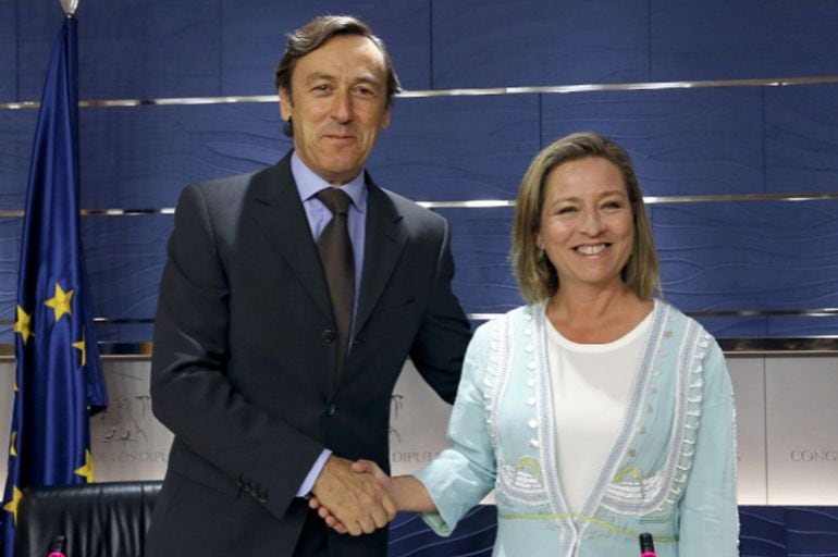 La diputada de Coalición Canaria, Ana Oramas, con el portavoz parlamentario del PP, Rafael Hernando.