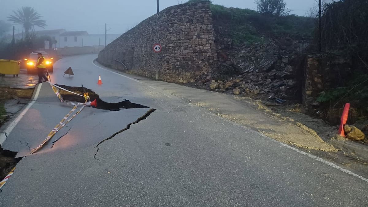 Colapsa la plataforma de una carretera en Vllanueva de Algaidas, una de las diez vías que continúan cortadas tras el temporal