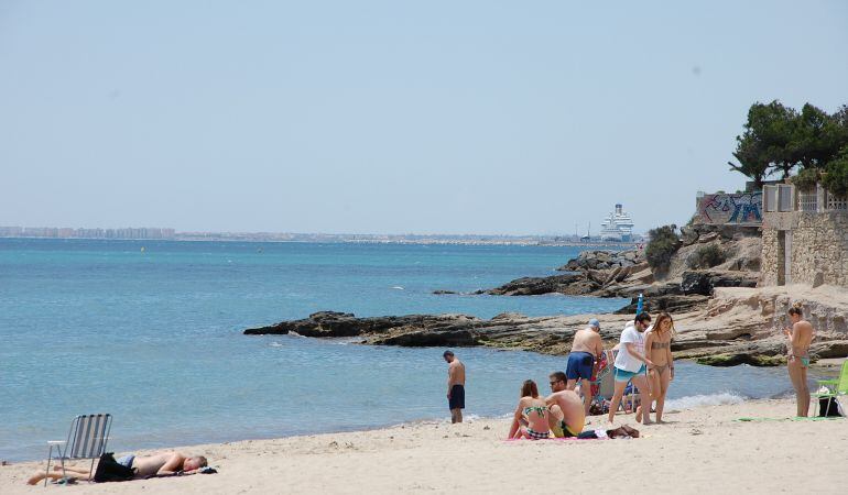 La playa de la Albufereta, en Alicante capital, ha renovado el distintivo en esta edición de 2018.