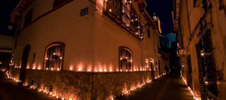 Utiel, a la luz de las velas en una pasada edición