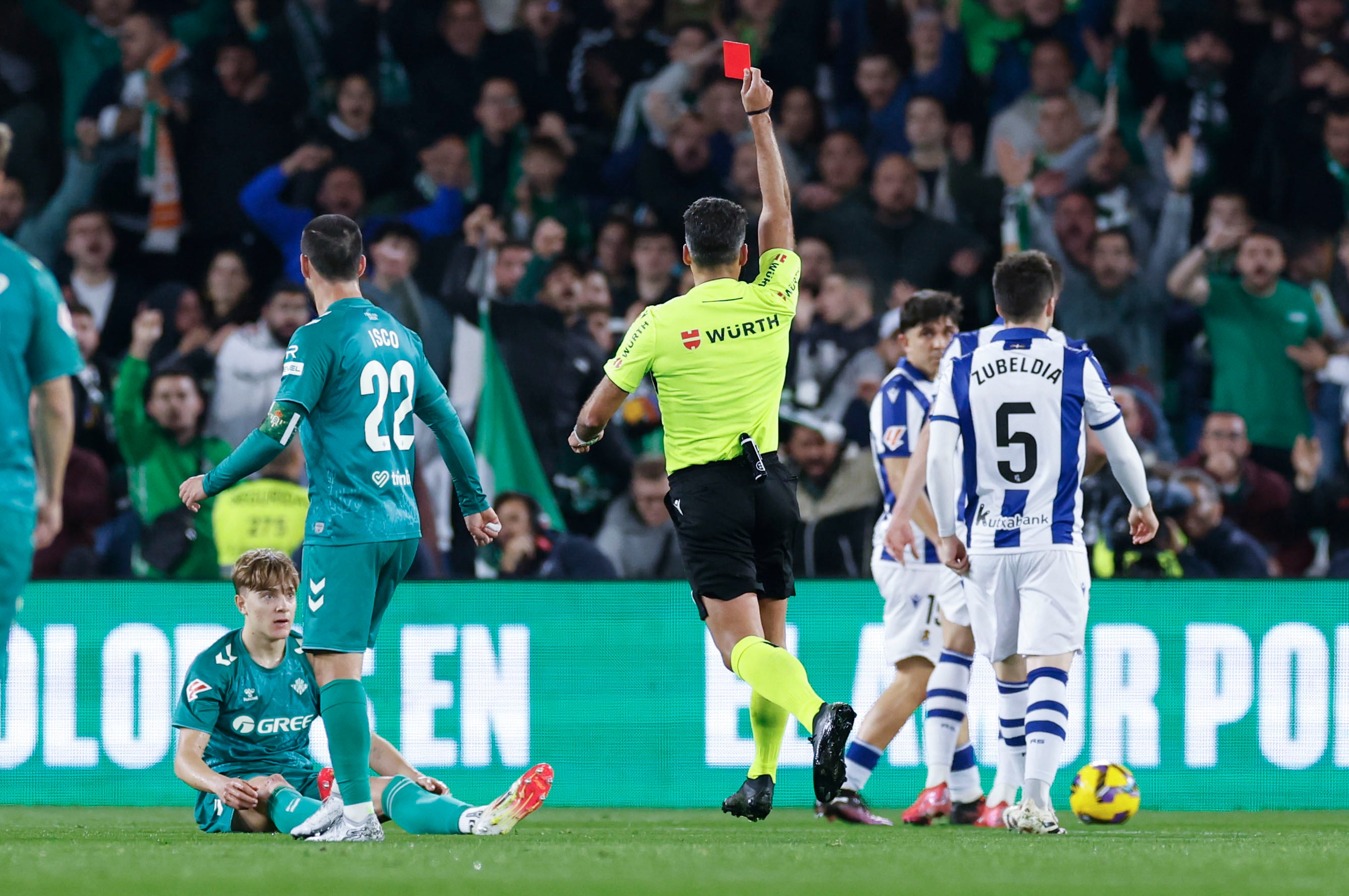 SEVILLA, 16/02/2025.- El colegiado Gil Manzano muestra tarjeta roja al defensa de la Real Sociedad Igor Zubeldia, durante el partido de la jornada 24 de LaLiga que Real Betis y Real Sociedad disputan hoy domingo en el estadio Benito Villamarín. EFE/ Julio Munoz
