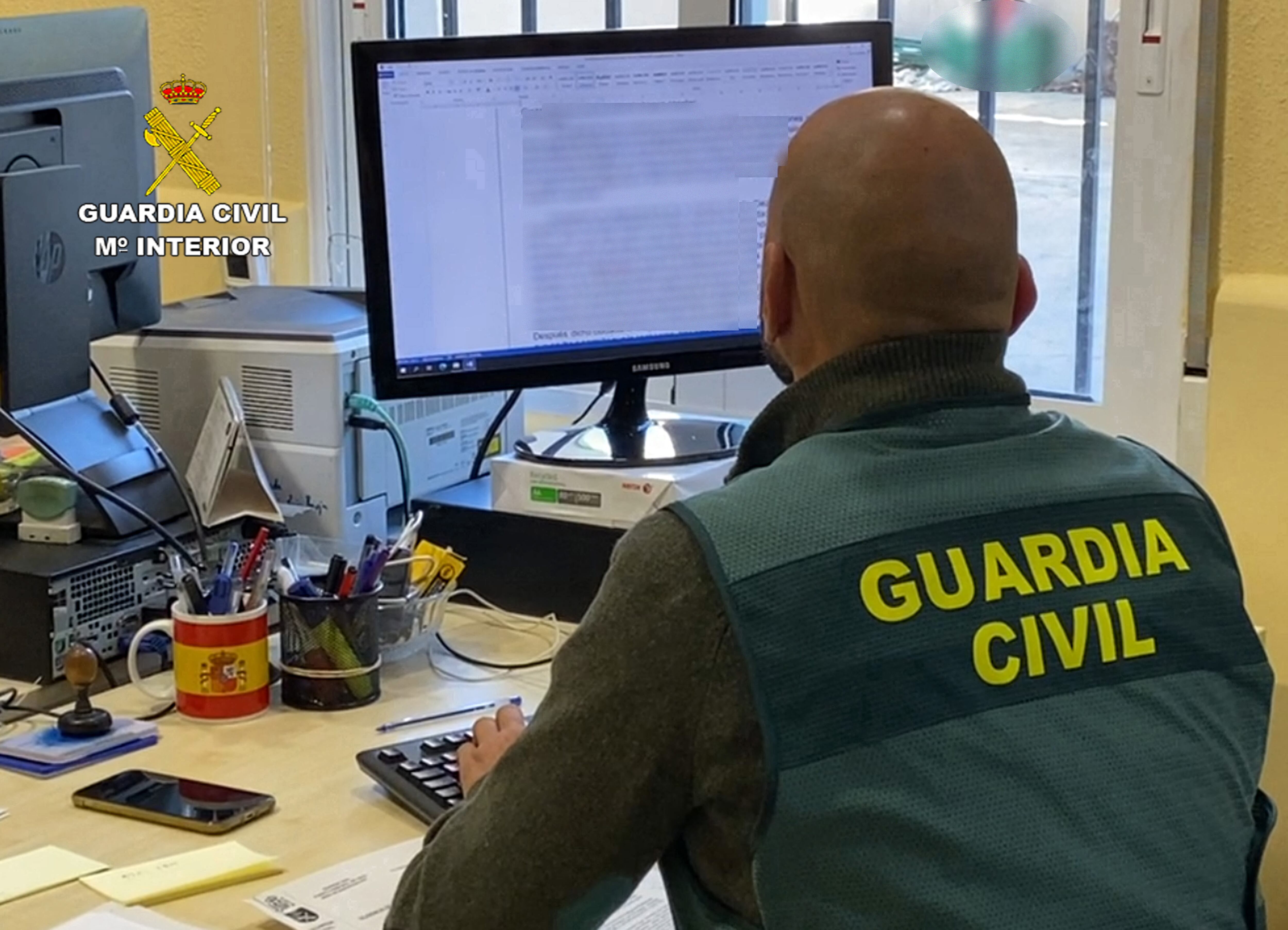 Agente de la Guardia Civil en plena investigación policial