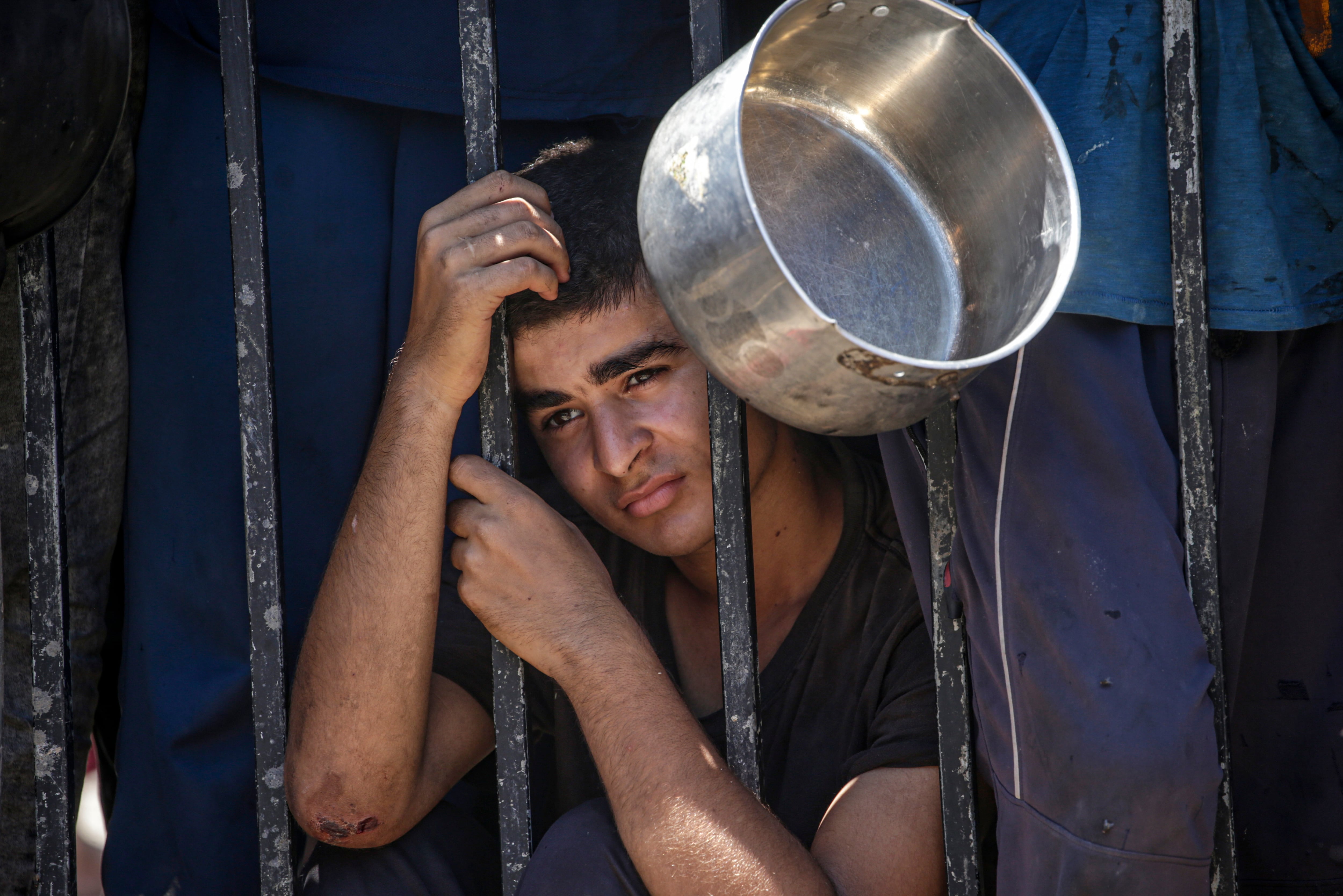 Un niño espera a recibir comida de organizaciones humanitarias en Gaza, este mes de agosto.