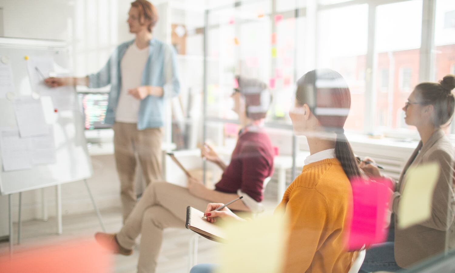 Miembros de asociaciones locales asistiendo a la formación de San Sebastián de los Reyes