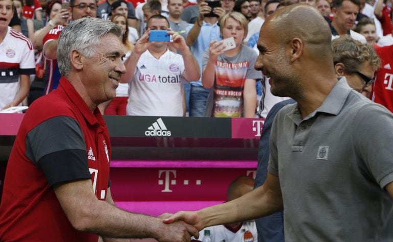 Carlo Ancelotti y Pep Guardiola se saludan antes del encuentro que han disputado este miércoles.