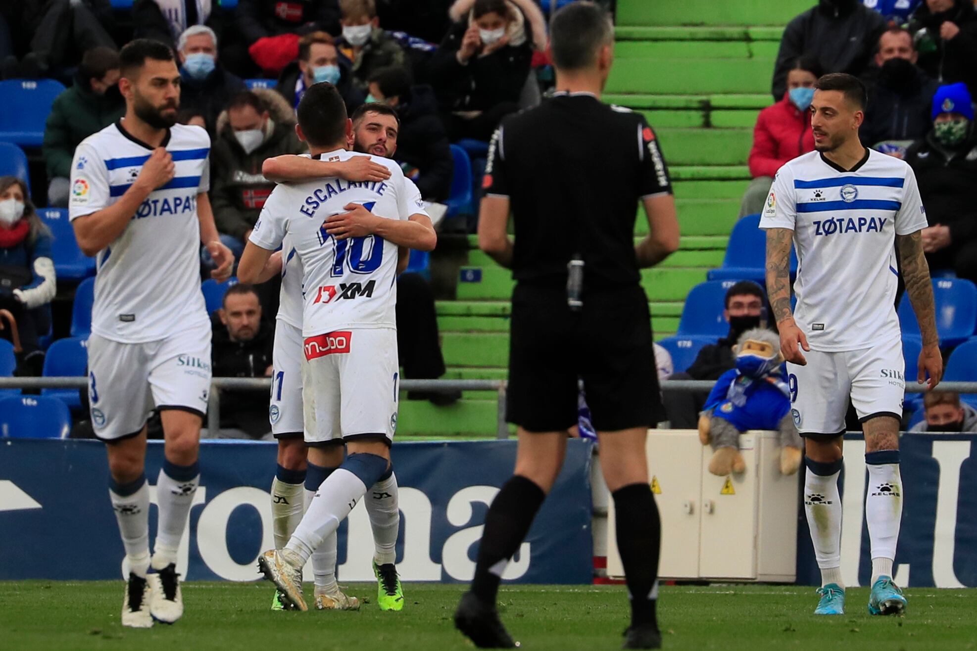 GETAFE (CA MADRID), 26/02/2022.- El centrocampista del Alavés Escalante (2i) celebra con sus compañeros su gol ante el Getafe, durante el partido de Liga que disputan Getafe y Alavés este sábado en el estadio Coliseum de Getafe. EFE/ Fernando Alvarado