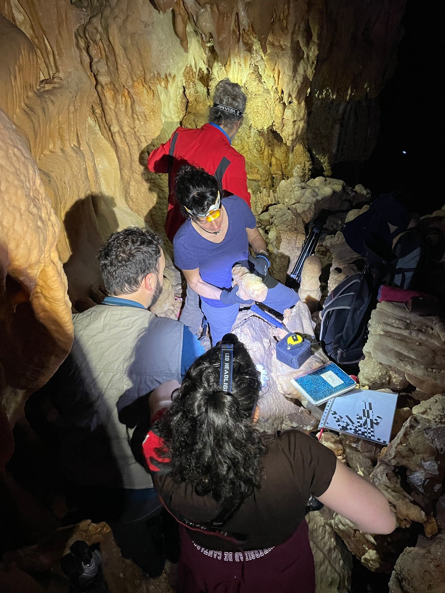 Investigadores en la Cueva de los Franceses