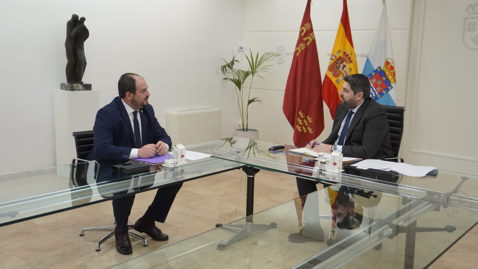 El alcalde de Los Alcázares se reúne con el Presidente López Miras para volver a pedirle un Centro de Salud 24h y mejores infraestructuras educativas para la localidad