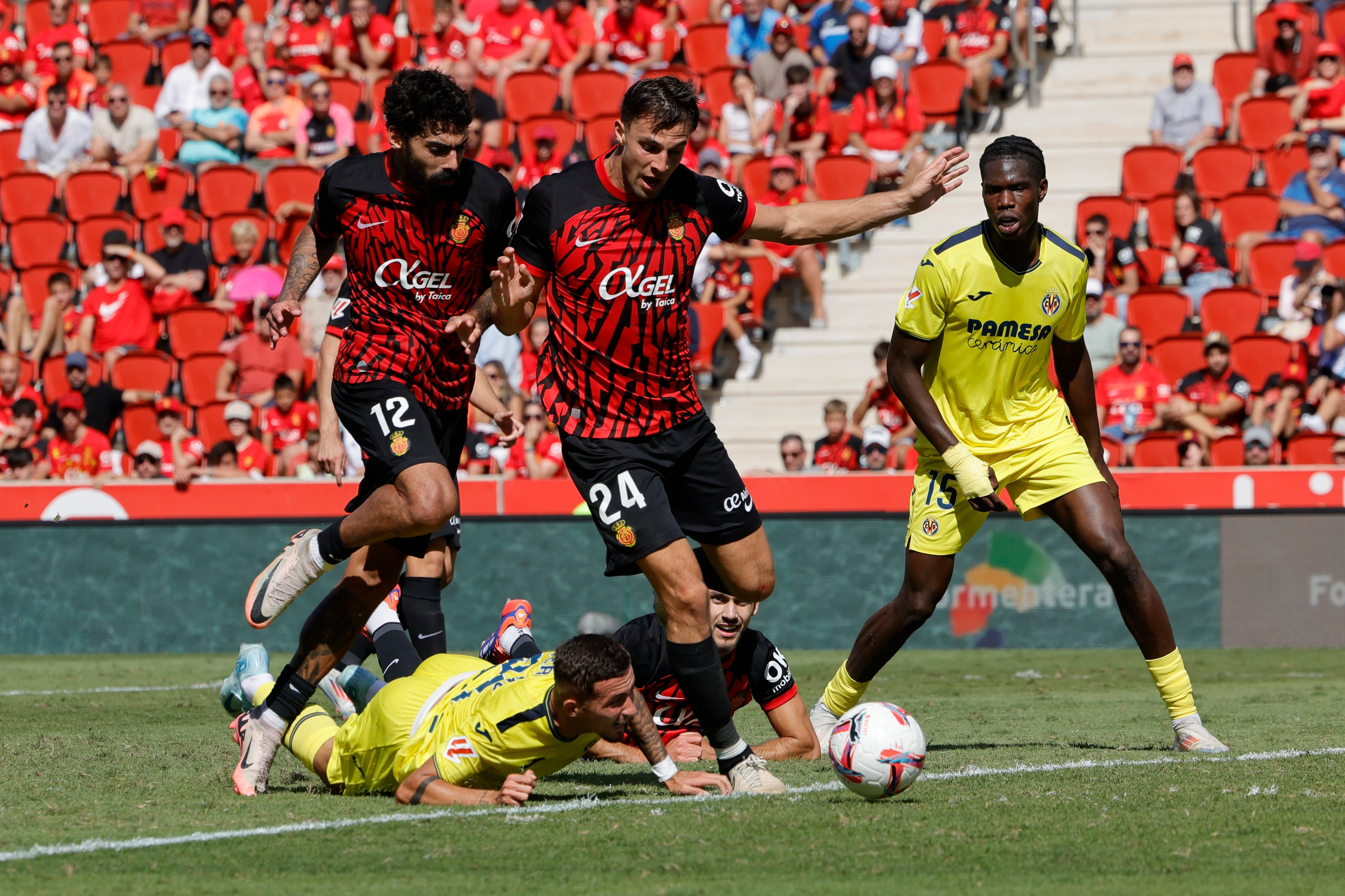 PALMA, 14/09/2024.- Los jugadores del RCD Mallorca Samuel Costa (i) y Martin Valjent (c) durante el encuentro que se disputa este sábado en el estadio de Son Moix . EFE/Cati Cladera
