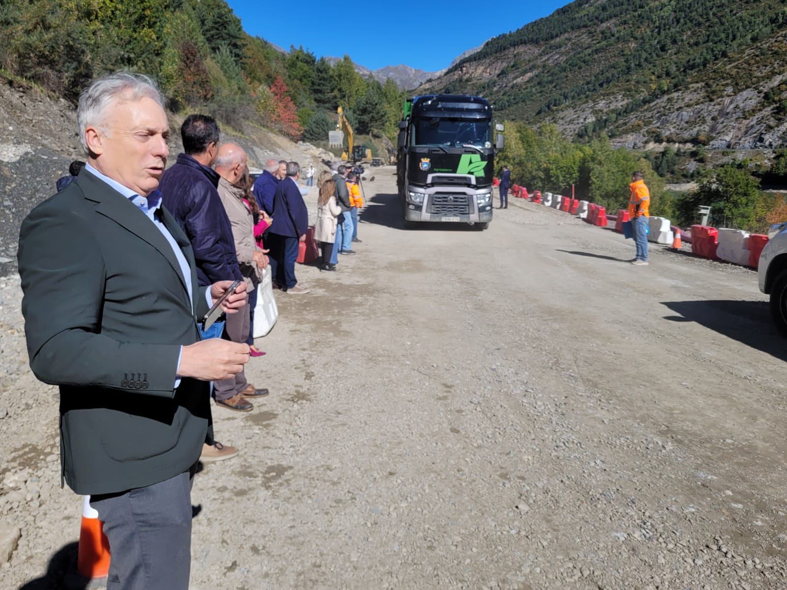 El consejero ha sido testigo del paso del primer camión tras la reapertura de la A-136 por el tramo reparado