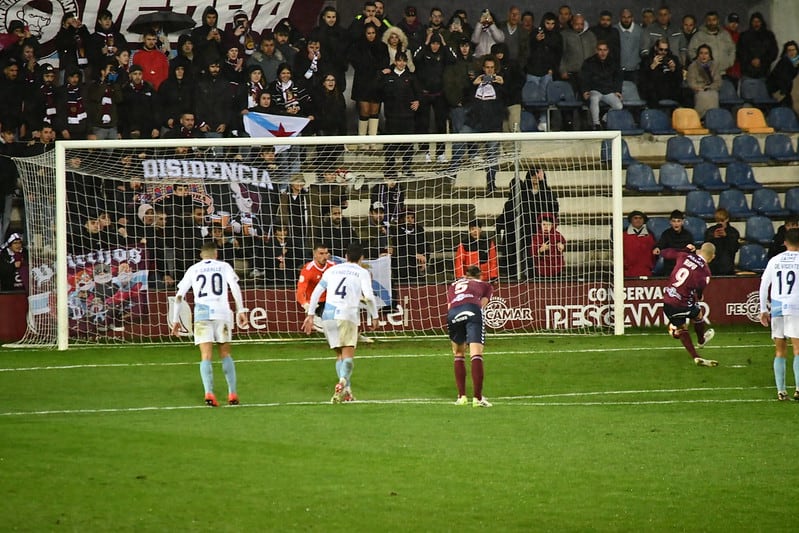 Rufo lanza uno de los dos penaltis de los que dispuso el Pontevedra (Amadeo Rey)