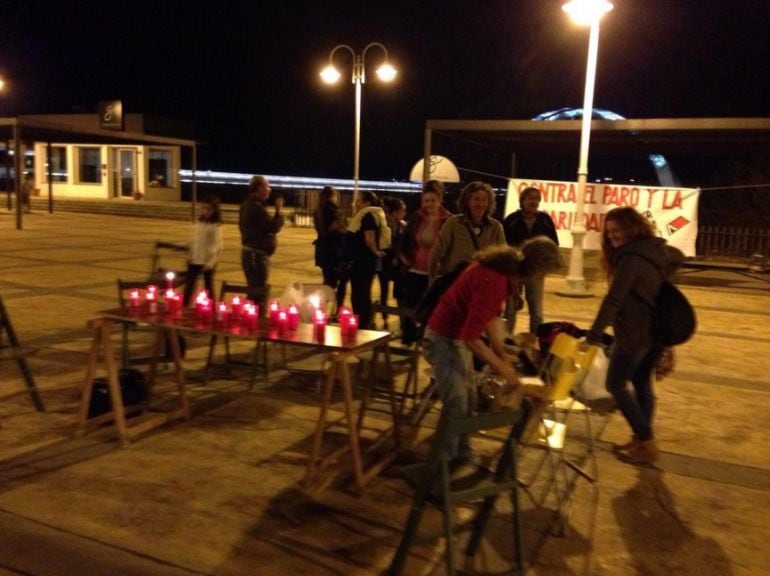 Miembros del Campamentos Dignidad y la Red de Solidaridad Popular organizando la vigilia frente al edificio de Presidencia del gobierno regional