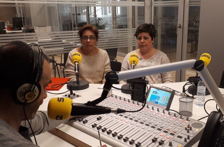 Silvia Esteban (d) y Elena Ruiz en los estudios de Radio Aranda.