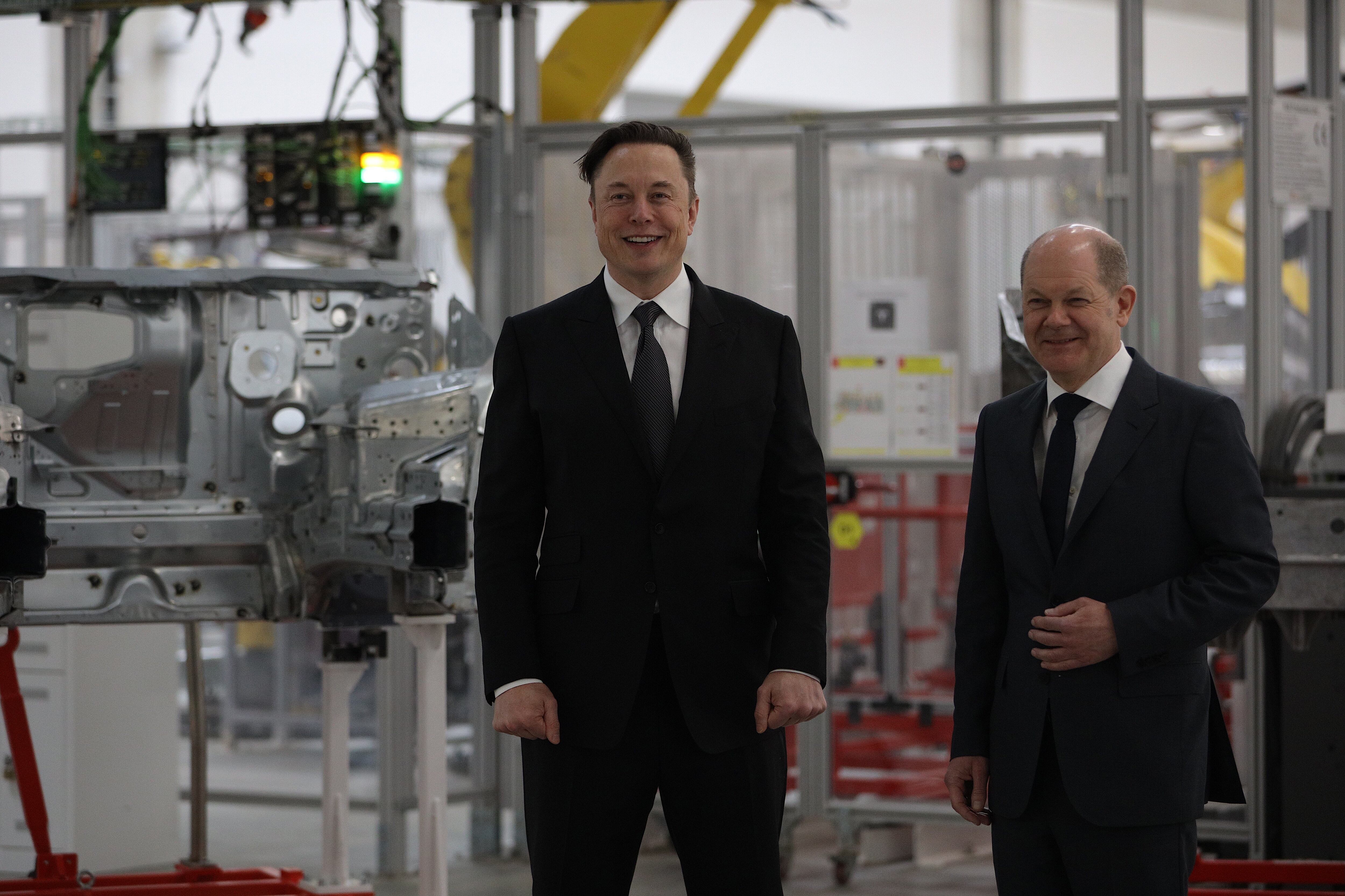 Elon Musk posa junto al canciller alemán Olaf Scholz el pasado mes de marzo.