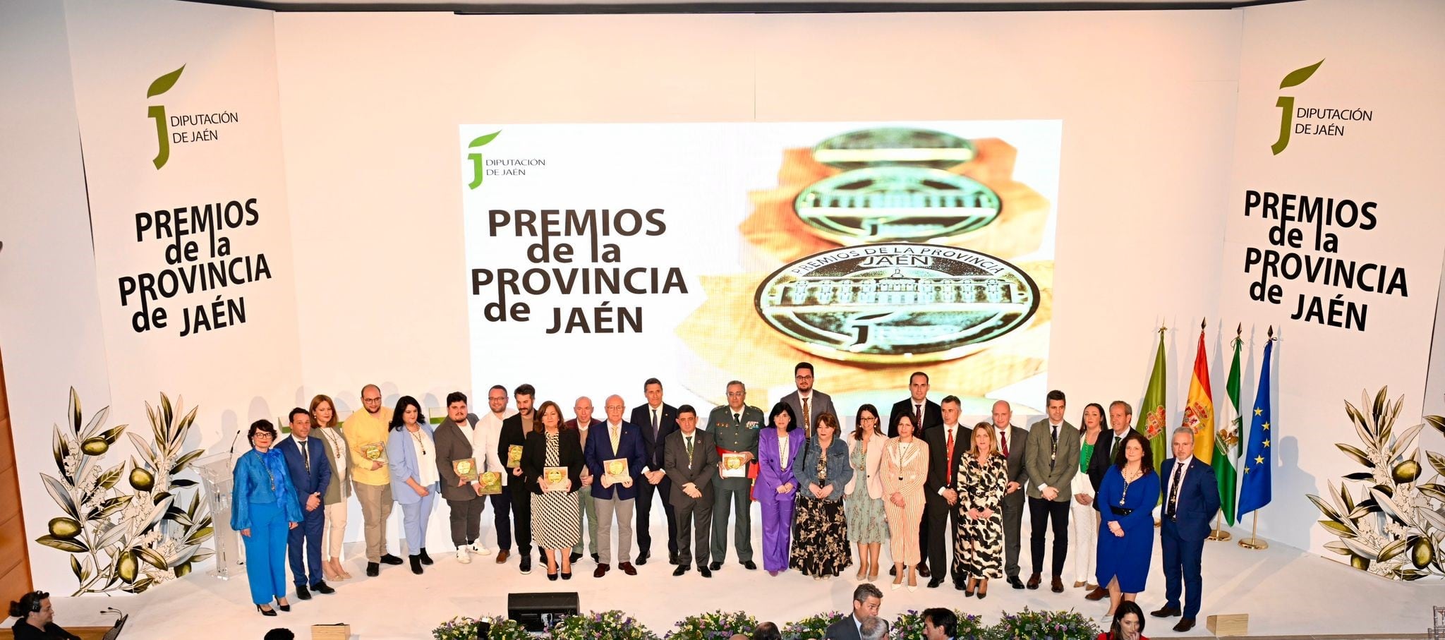 Foto  de familia con todos los premiados y autoridades de 2024.