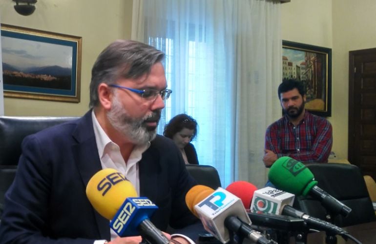 El alcalde de Plasencia, Fernando Pizarro, en una comparecencia pública