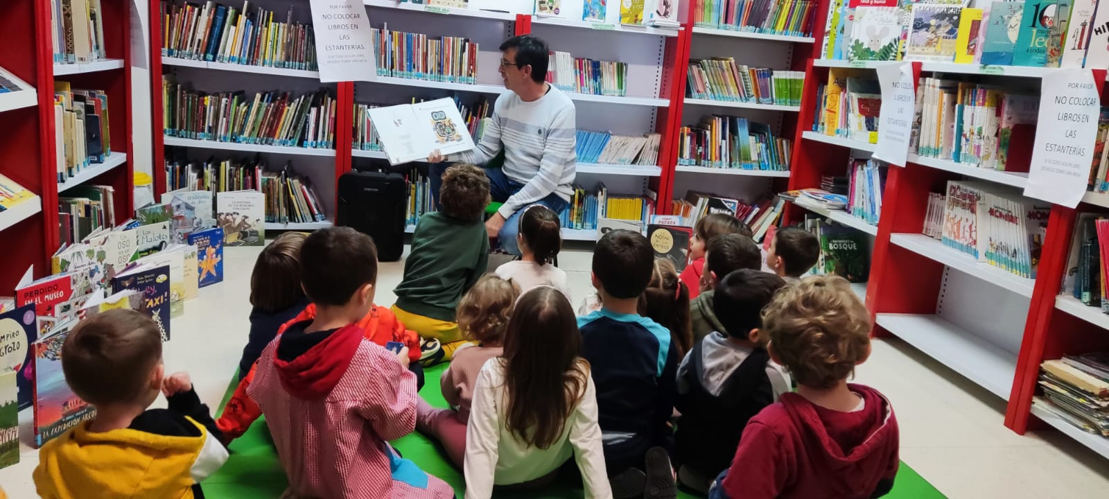 Juanjo Alfaro contando cuentos en la biblioteca municipal de Villar de Olalla (Cuenca).