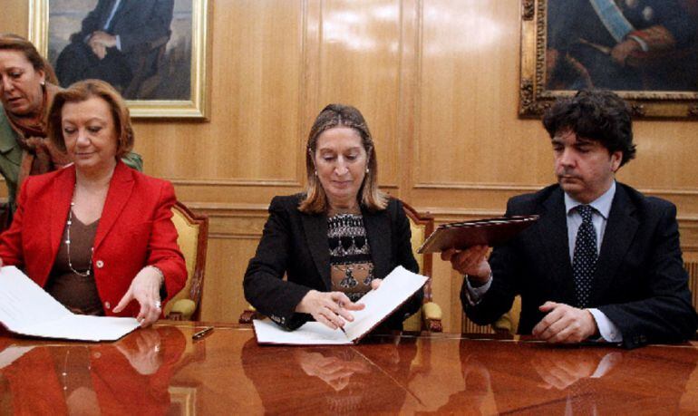 Mario Garcés, a la derecha de la imagen, durante una firma con la entonces presidenta de Aragón, Luisa Fernanda Rudi, y la ex ministra de Fomento,  Ana  Pastor (actualmente, presidenta del Congreso de los Diputados) 