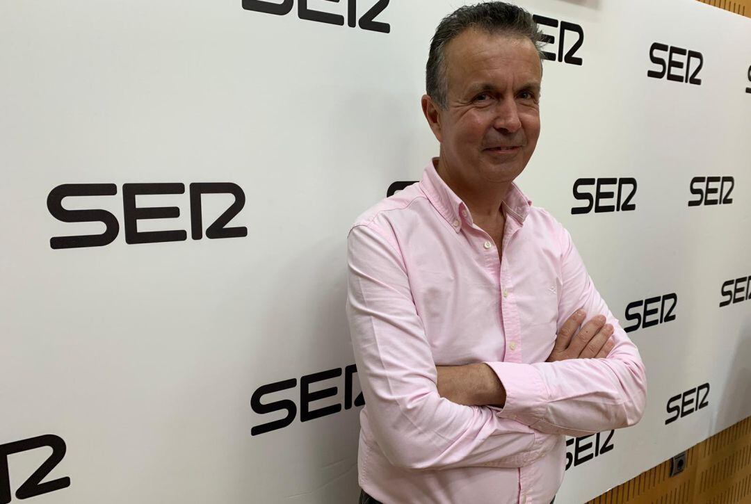 El Dr. Luján Mompean en los estudios de Radio Murcia