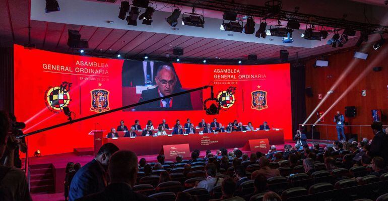 Vista general de la asamblea de la Real Federación Española de Fútbol (RFEF), que se celebra en la Ciudad del Fútbol de Las Rozas