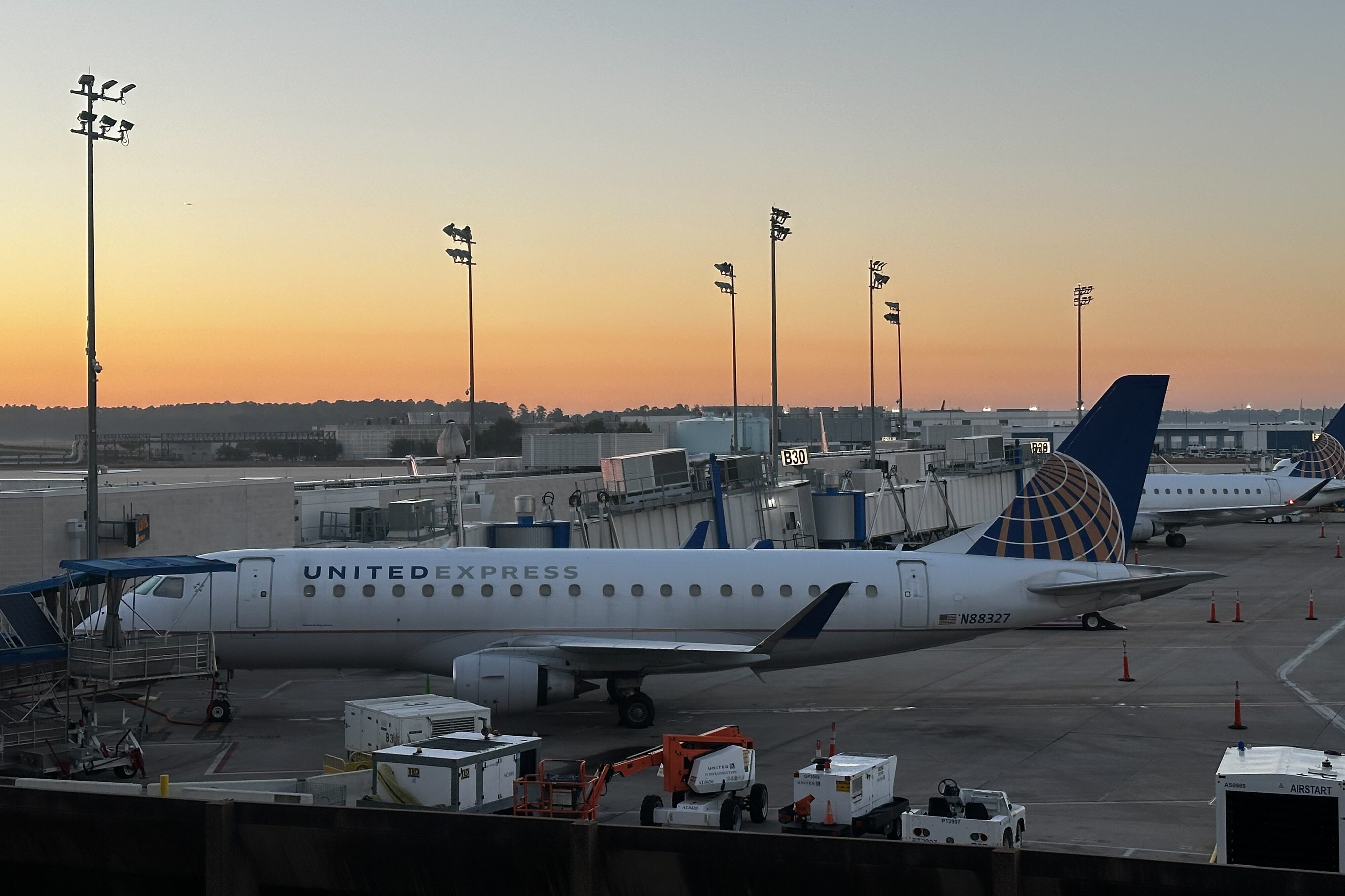 Fotografía de aviones de la aerolínea United en el aeropuerto internacional George Bush este viernes, en Houston (Estados Unidos).