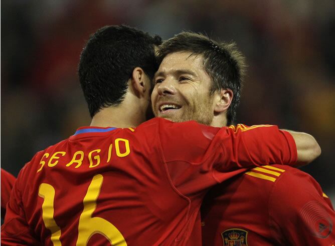 Xabi Alonso celebra junto a su compañero Busquets uno de sus goles ante Argentina