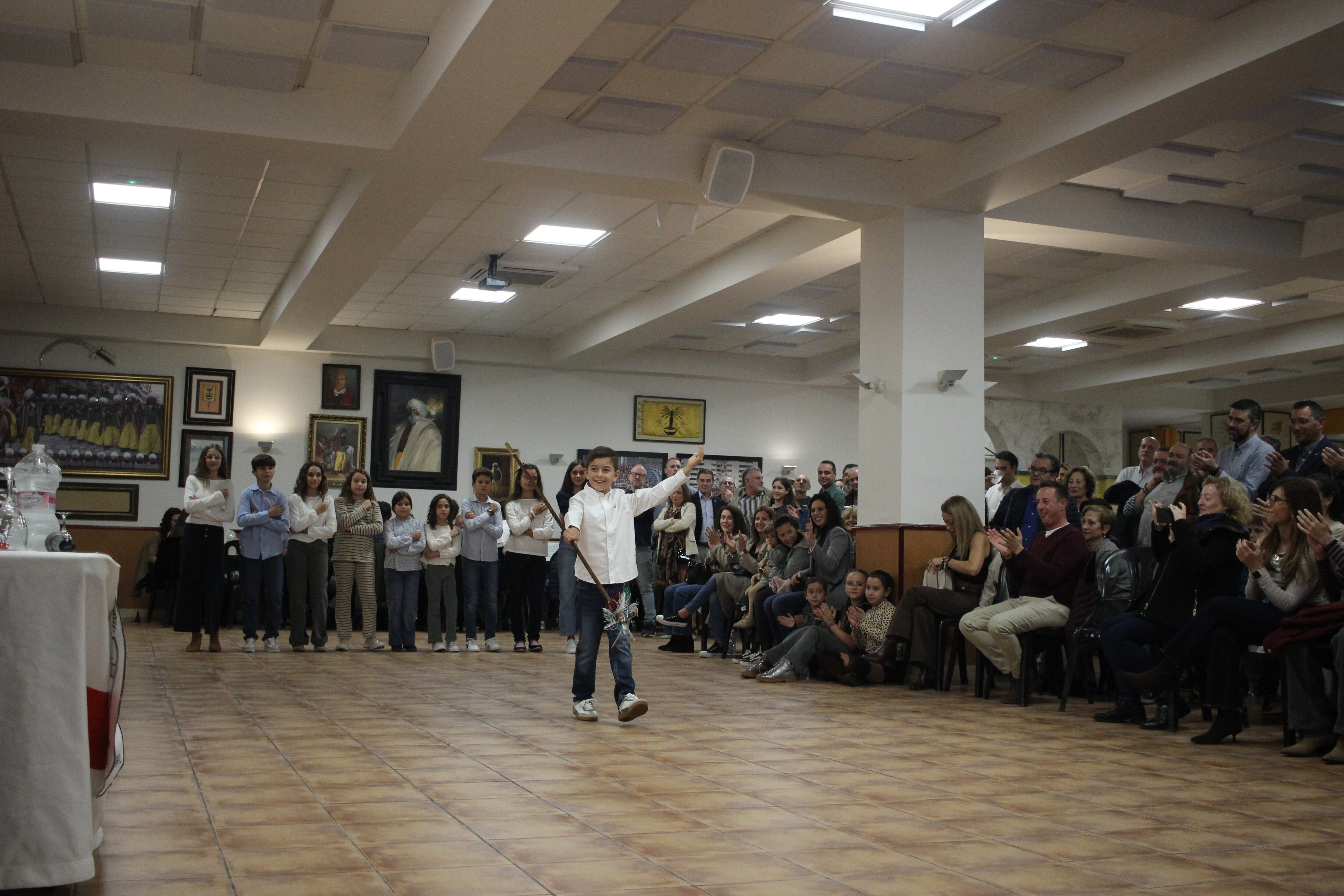 Enzo Cañadas Llopis, festero de la Filà Aragonesos, durante el concurso celebrado esta tarde en la sede de la Filà Llana.