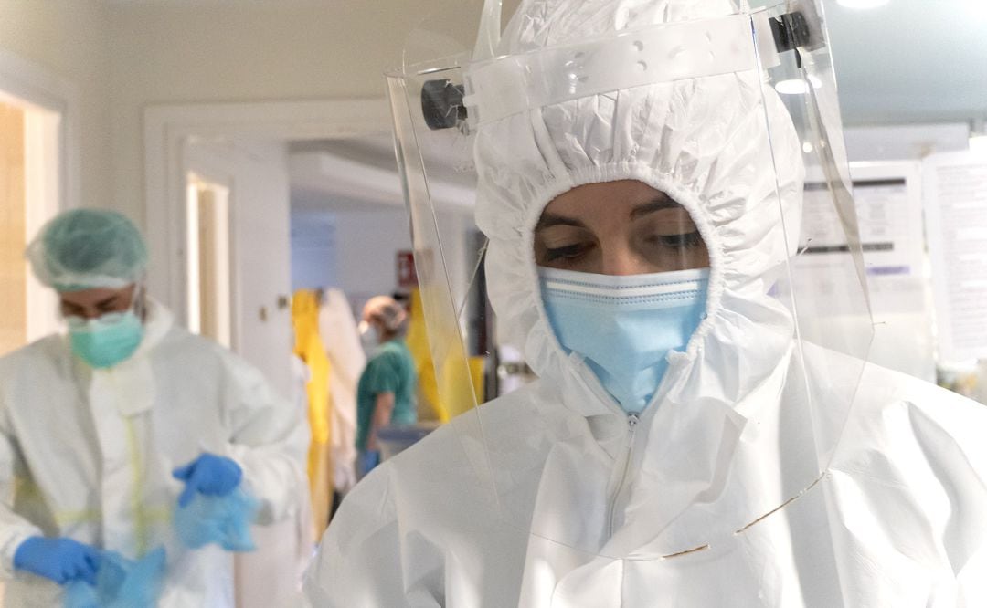 Dos sanitarios en un hospital.