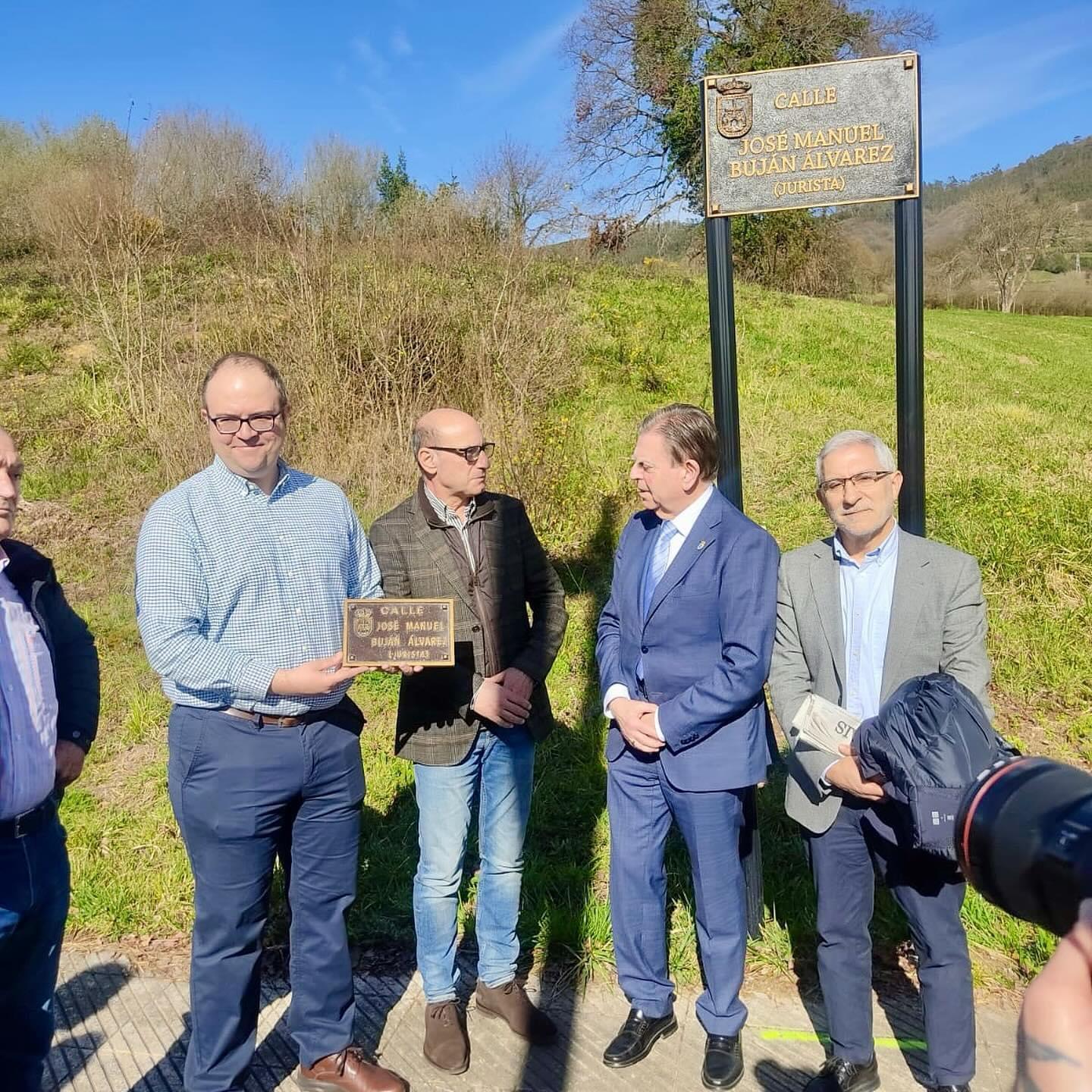 De izq a dcha el hijo del homenajeado, Sergio Buján, el alcalde de Toreno, Vicente Mirón, el de Oviedo, Alfredo Canteli y el exdiputado Gaspar Llamazares