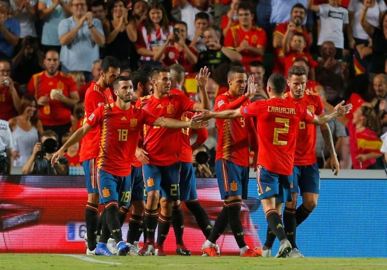 Los jugadores de España celebran el quinto gol a Croacia.