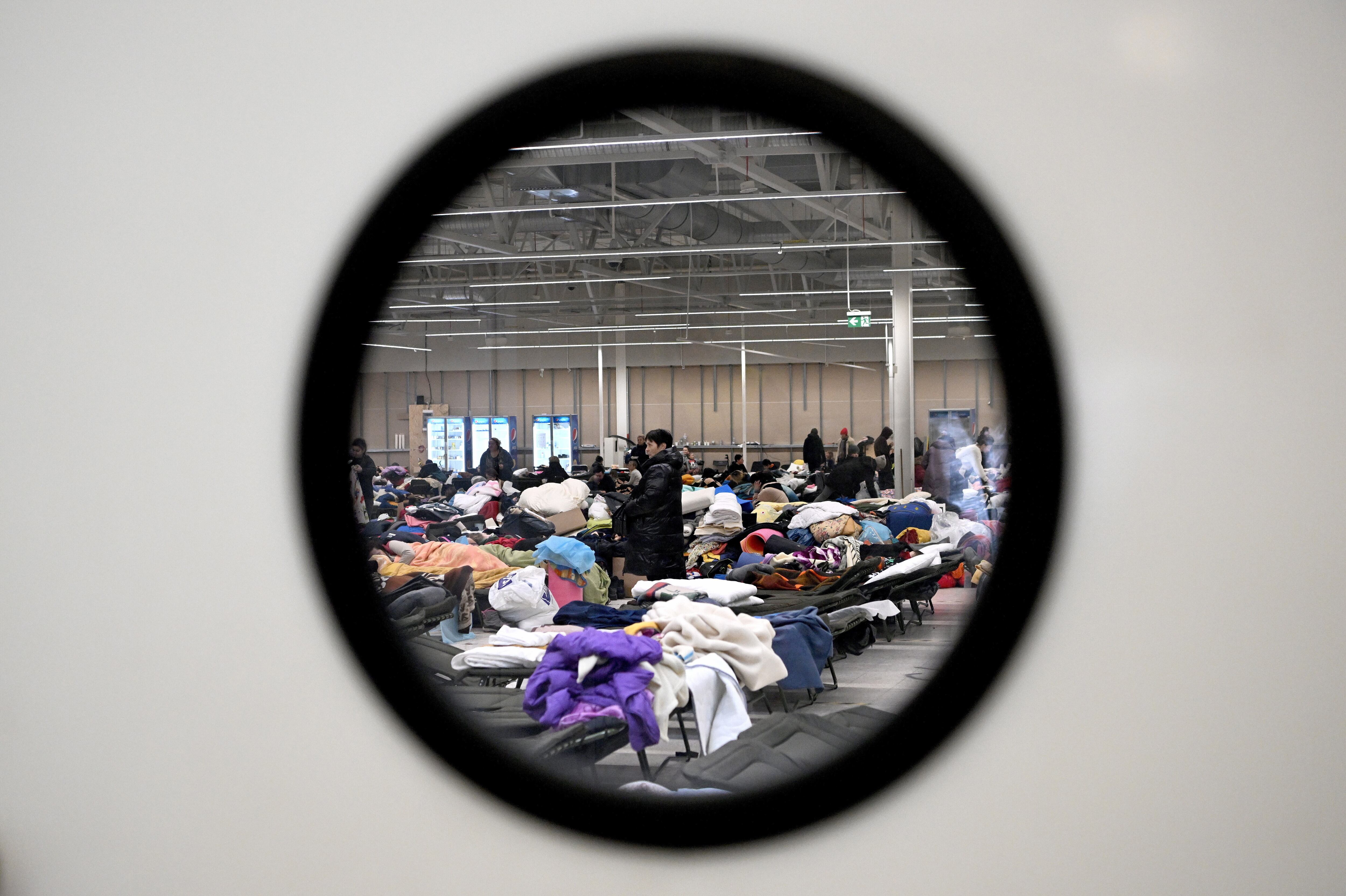 Refugiados ucranianos acogidos en la estación de trenes de Przemysl (Polonia), este lunes.