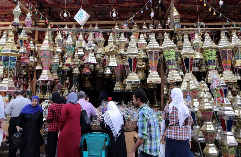 Tienda de lámparas tradicionales del Ramadán en El Cairo (Egipto)