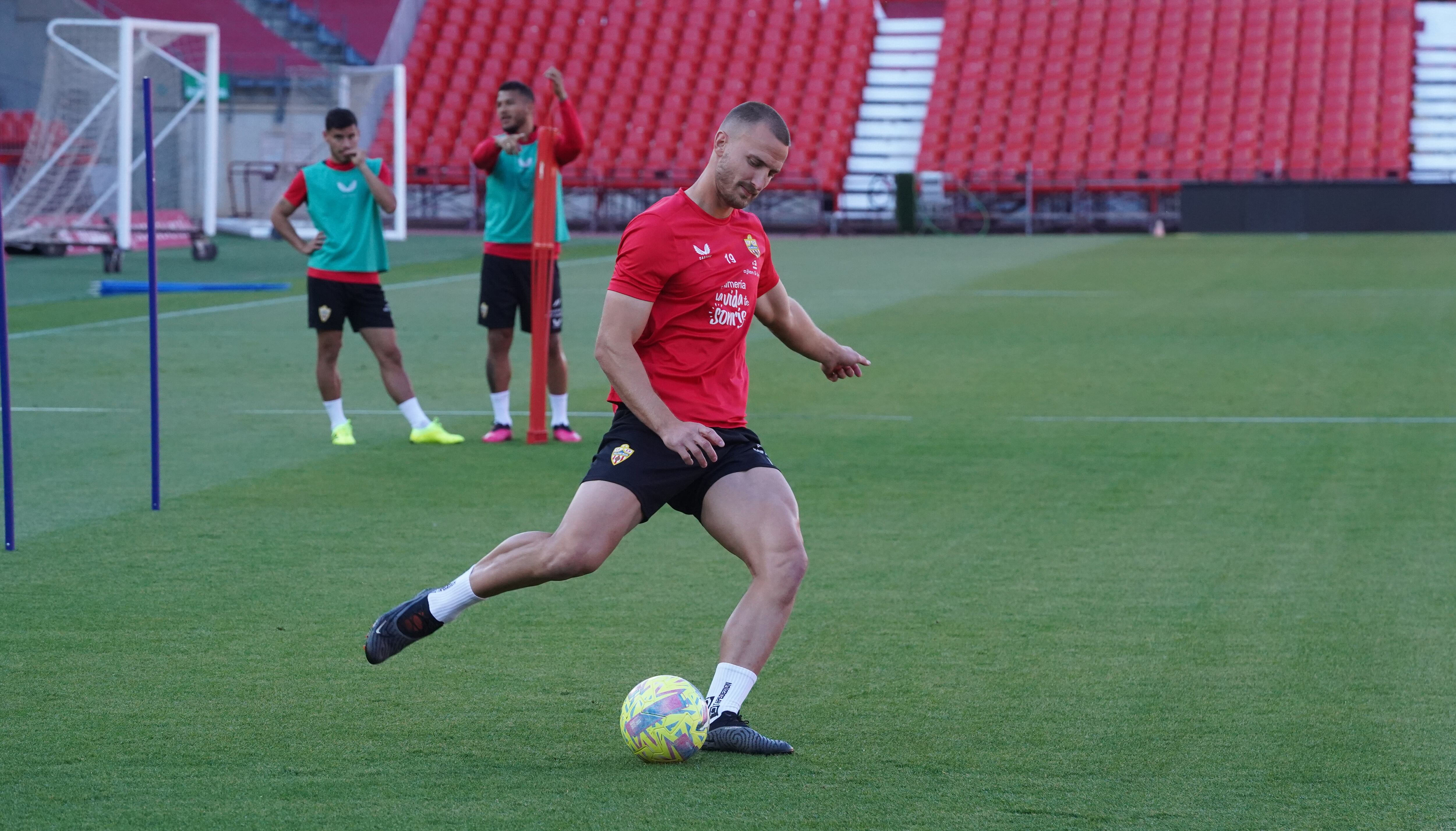 Rodrigo Ely sigue aguantando con cuatro amarillas.