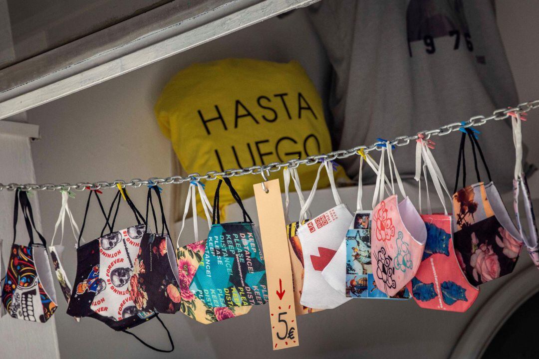 Varias mascarillas son expuestas para su venta en una tienda del centro histórico de Valencia mientras algunos partidos políticos han abierto el debate sobre el fin de la mascarilla obligatoria al aire libre.