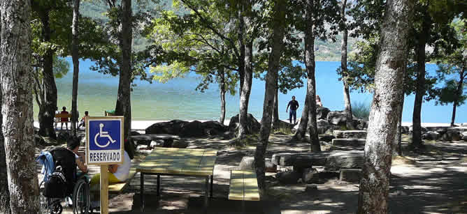 La playa de Viquiella en el lago de Sanabria
