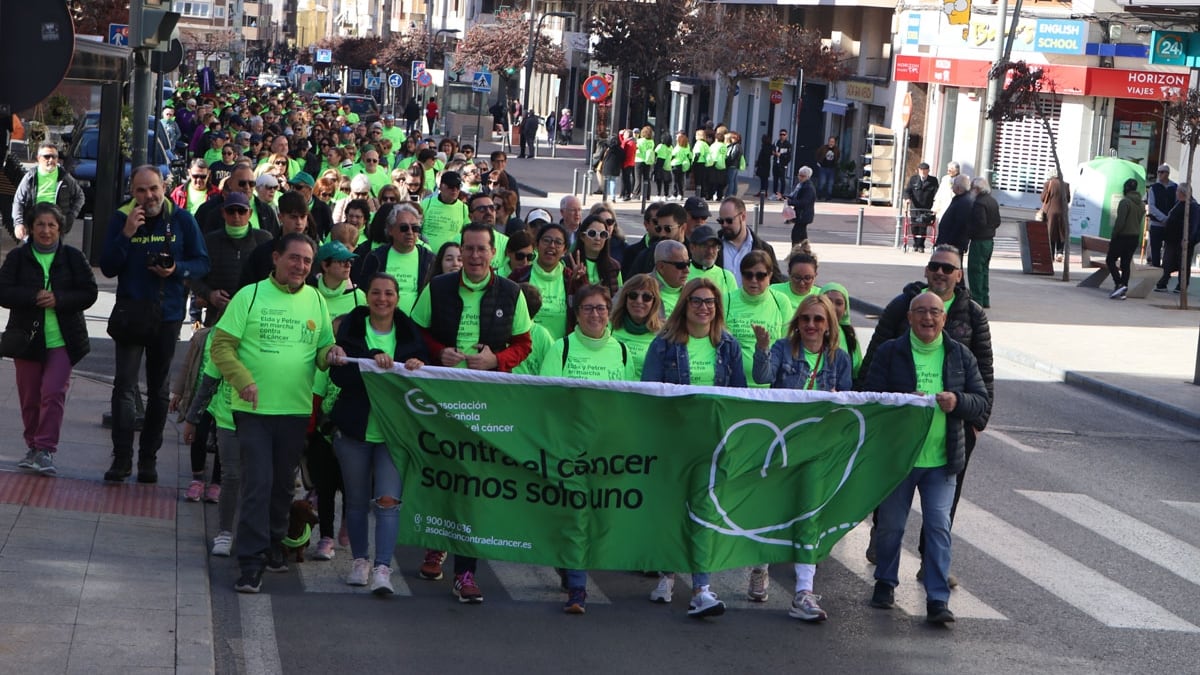 Los alcaldes de Elda y Petrer, Rubén Alfaro e Irene Navarro, han encabezado la marcha junto a Ana Juan, presidenta de la Junta Local AECC y otros miembros de las corporaciones municipales