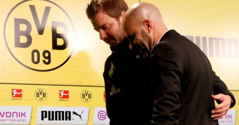 Bosz se marcha de la rueda de prensa con un directivo del Borussia