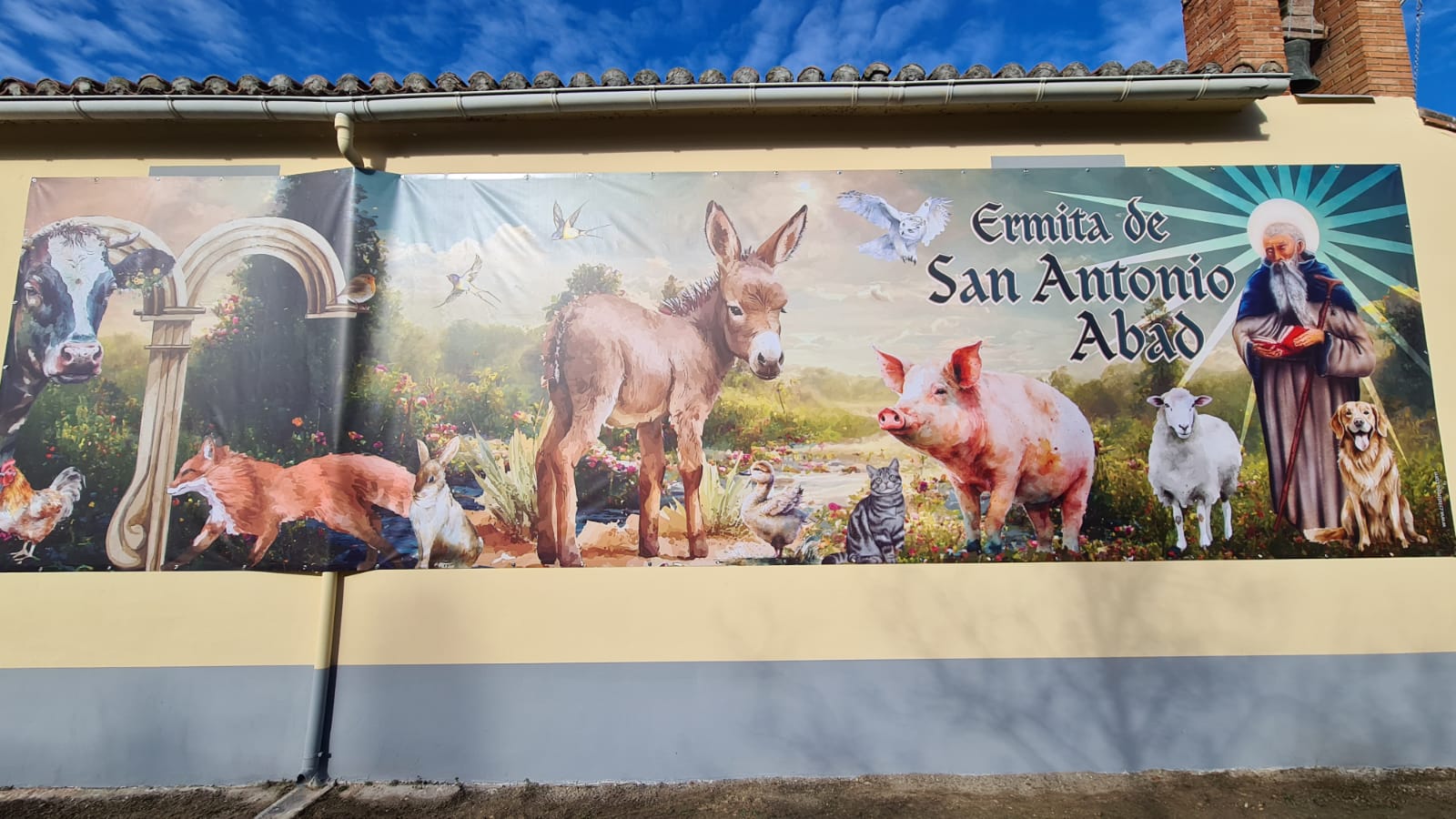 Mural que adorna la fachada de la ermita de San Antón de Aranda diseñado por Cristina Rojo