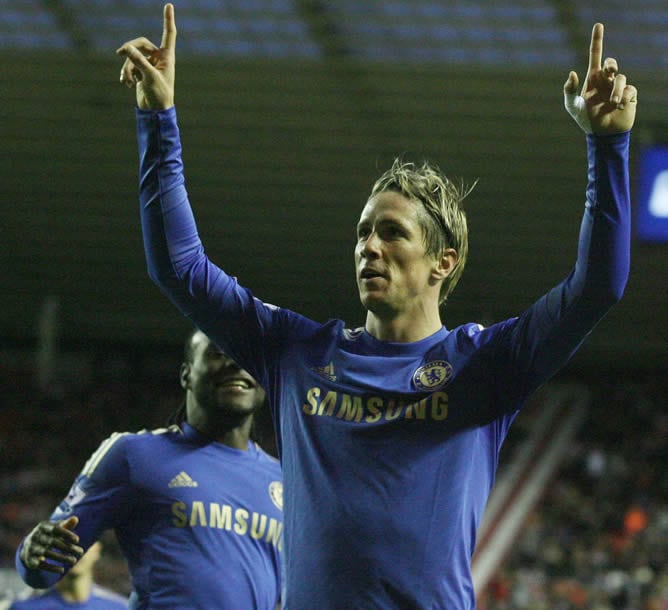 El delantero español Fernando Torres celebrando uno de los dos tantos que anotó este fin de semana ante el Sunderland en la Premier League