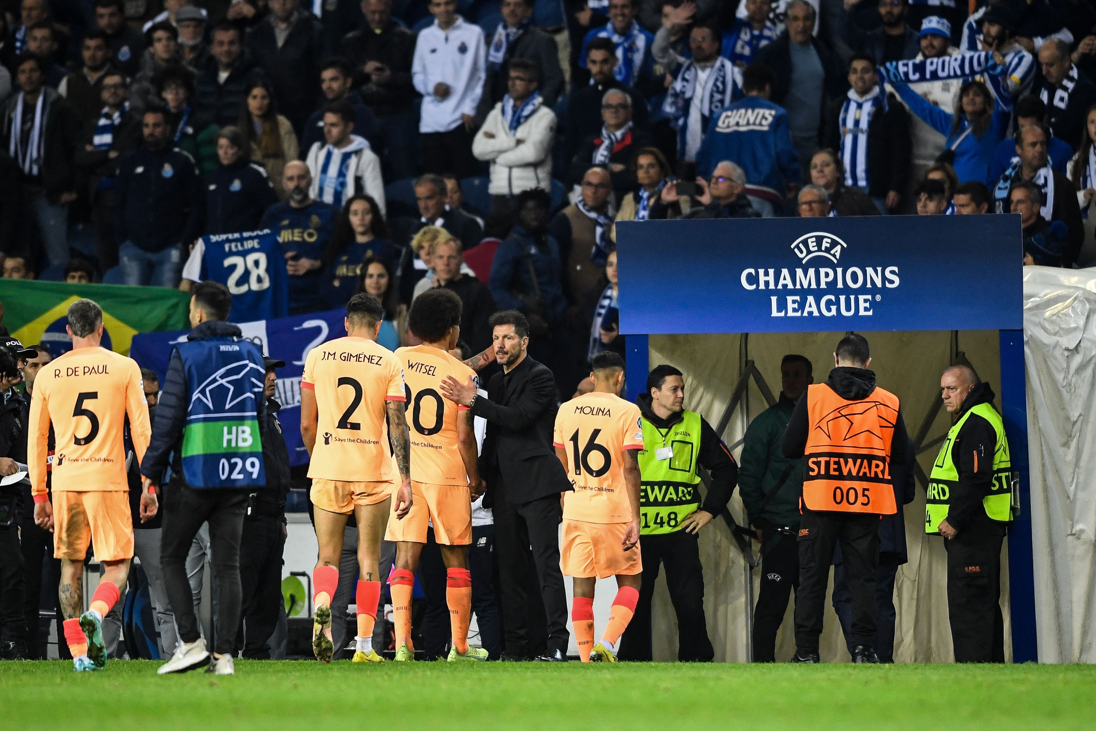 Los jugadores de Atlético de Madrid abandonan el césped de Do Dragao. (Photo by MIGUEL RIOPA / AFP) (Photo by MIGUEL RIOPA/AFP via Getty Images)