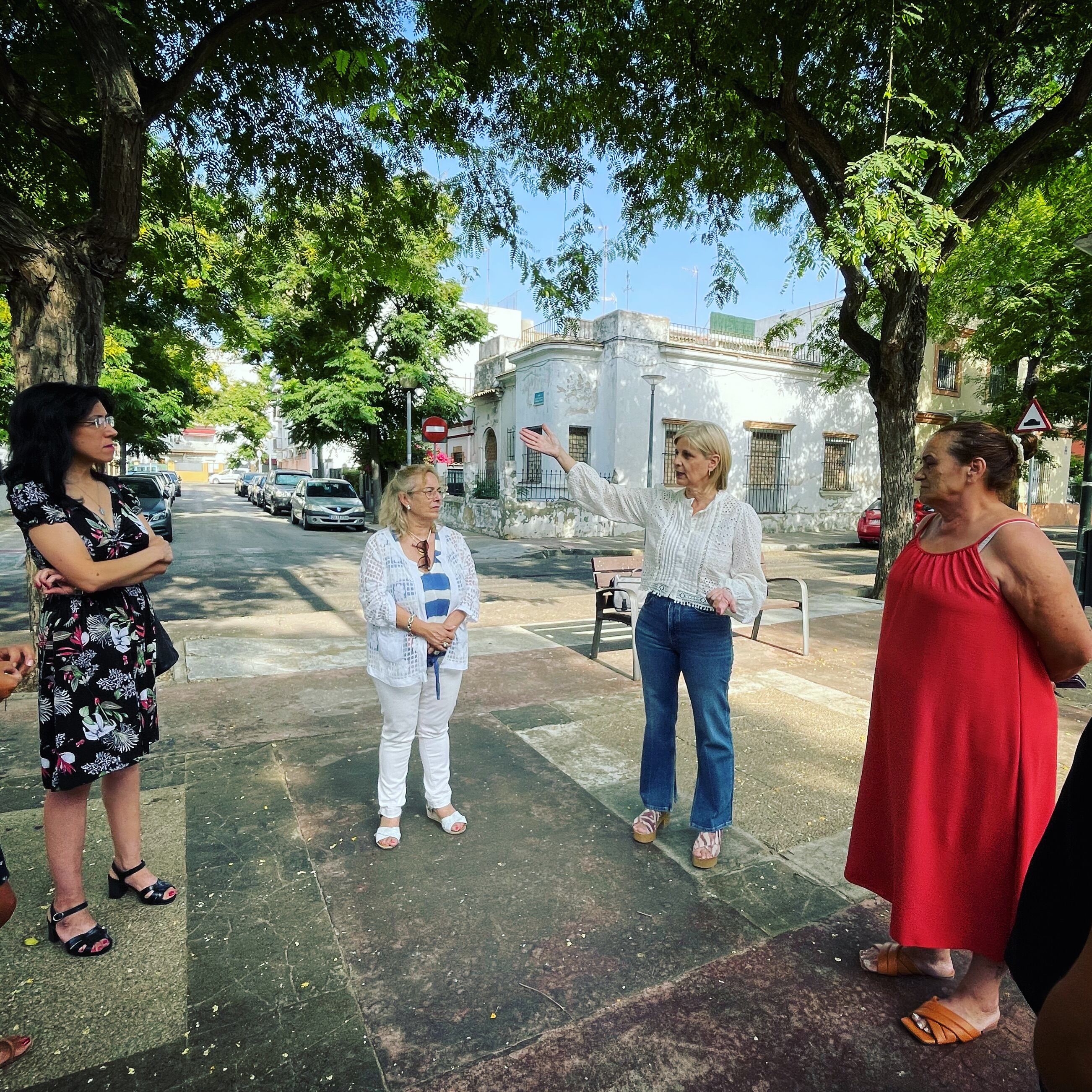 García Pelayo durante su visita a la Barriada España
