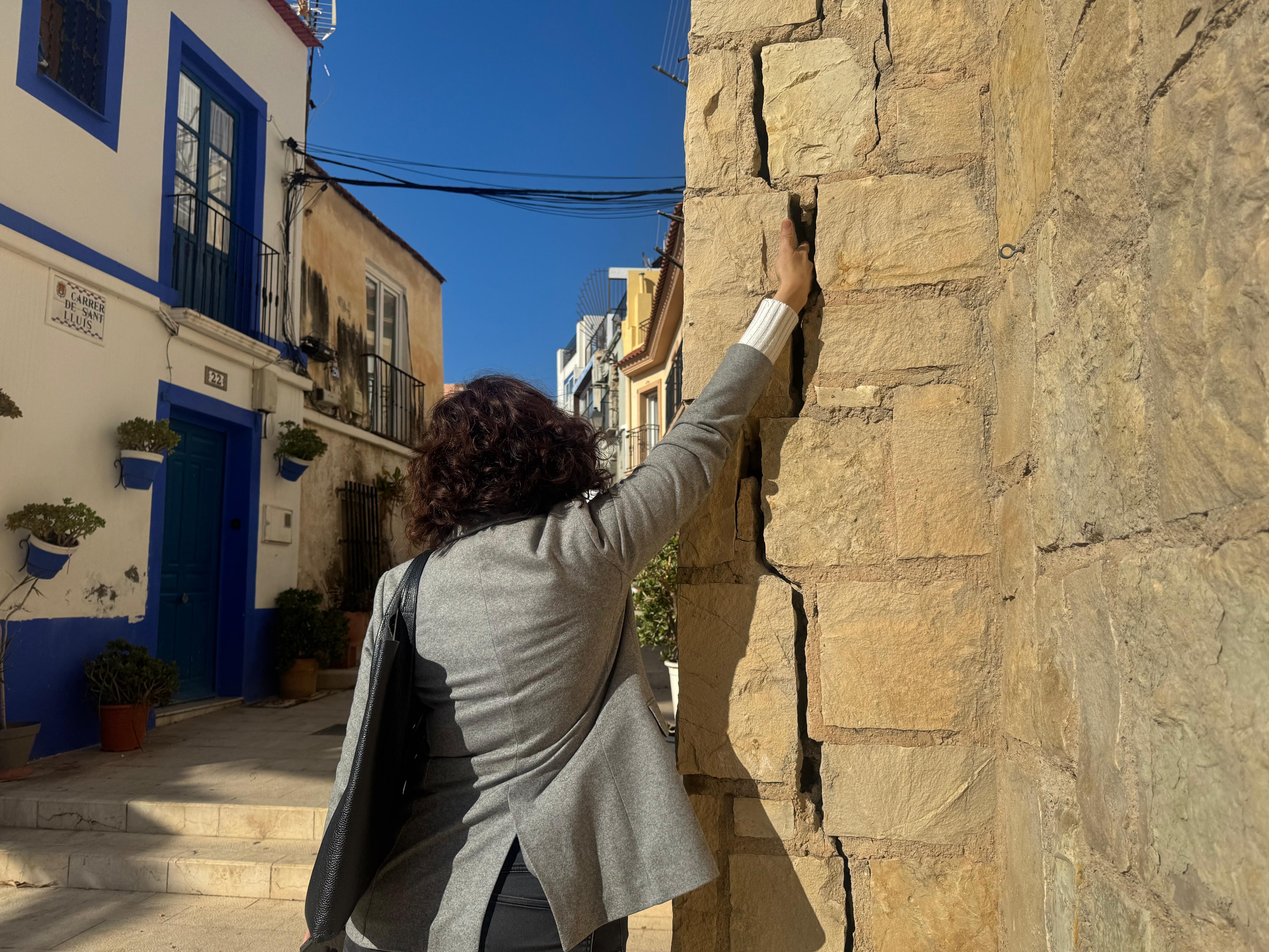 La edil socialista Trini Amorós junto a las grietas que han aparecido en Santa Cruz a solo unos días del inicio de la Semana Santa