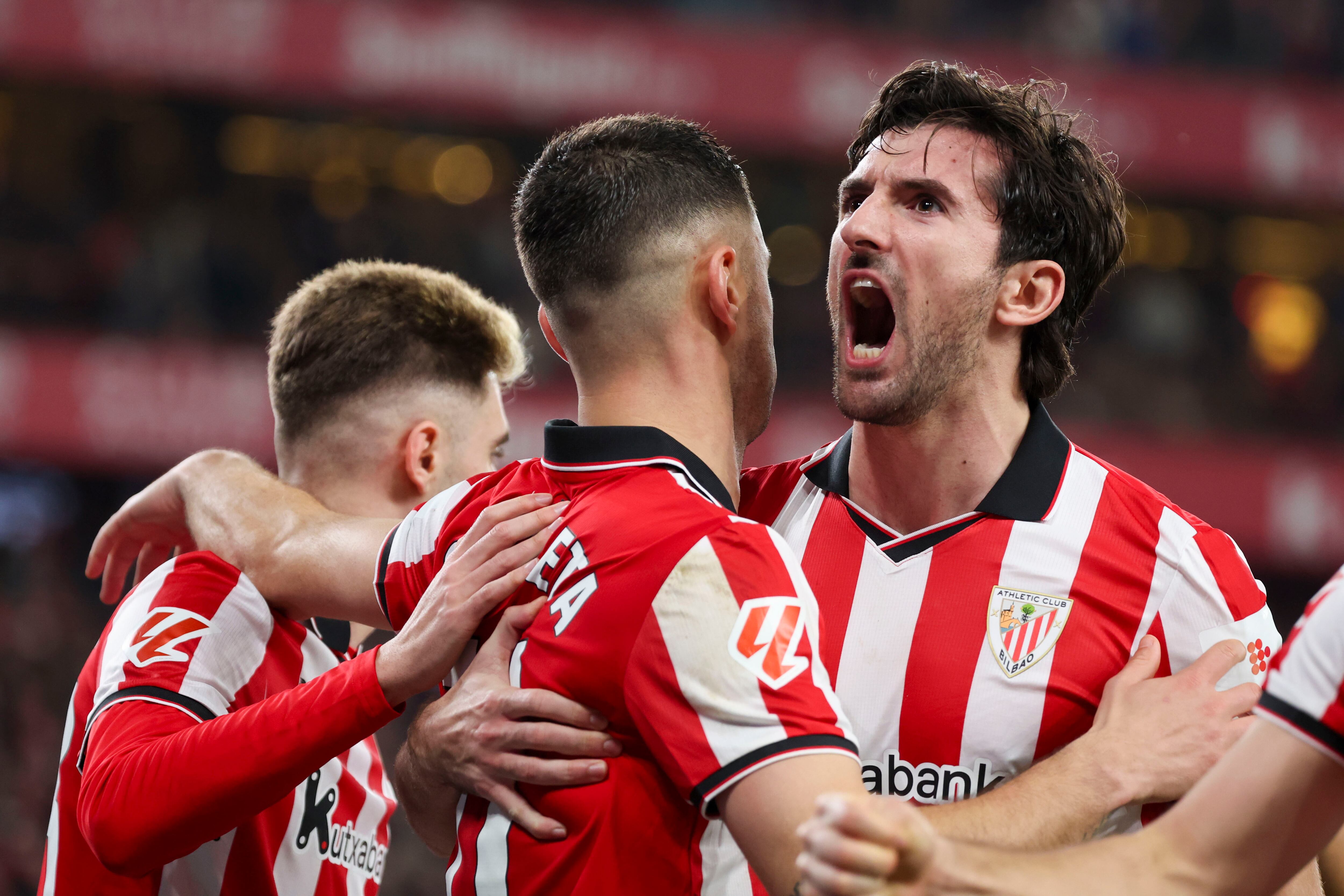 El delantero del Athletic Club Gorka Guruzeta (c) celebra su segundo gol durante el partido correspondiente a la jornada 25 de LaLiga, disputado en San Mamés ante el Elche