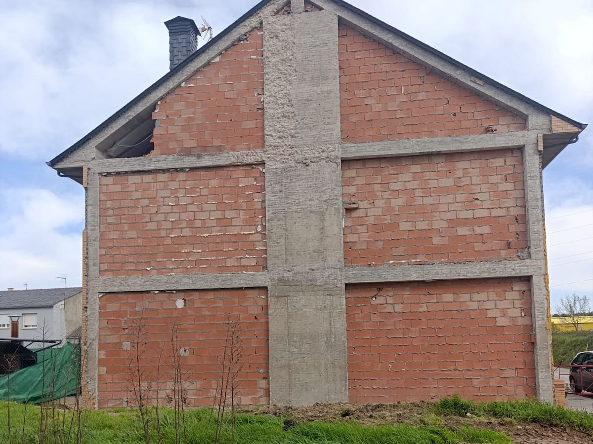 Reabierto el Centro Cívico de Santo Tomás después de tirar el tabique exterior afectado en su estructura y que se rehará con 39.000 euros