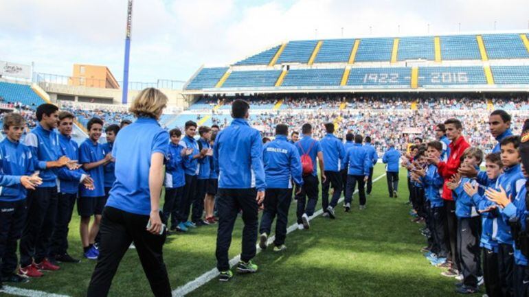 Los equipos de fútbol base del Hércules salen al césped del Rico Pérez 