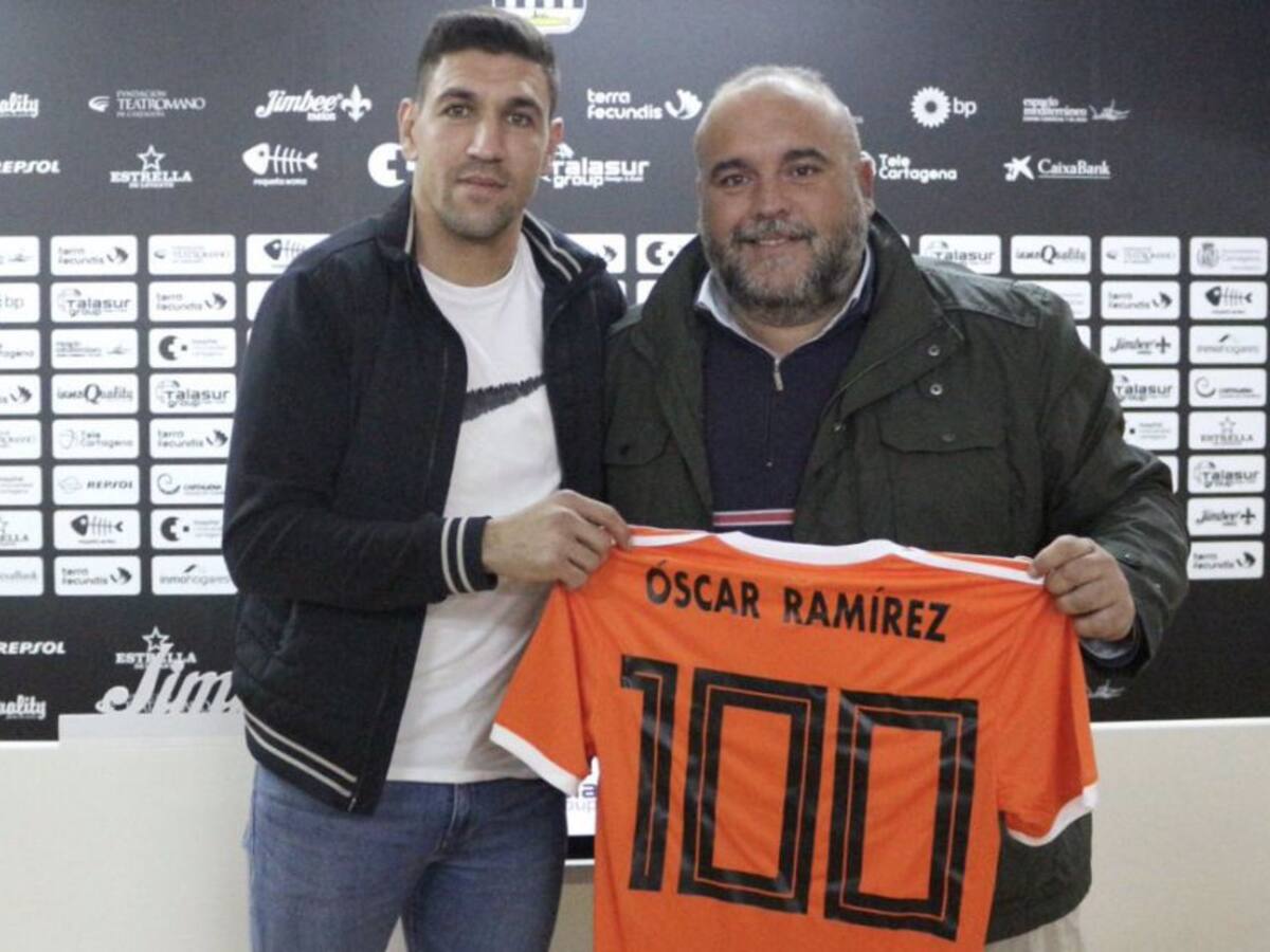 Óscar Ramírez se convierte en el cuarto 'centenario' de la plantilla del Efesé
