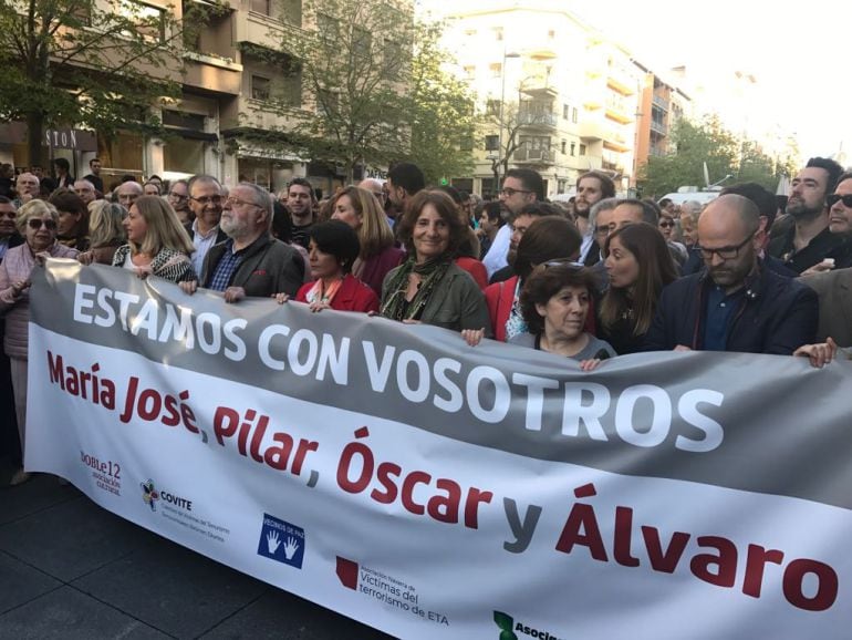 Cabecera de la concentración en apoyo de los guardias civiles agredidos en Alsasua