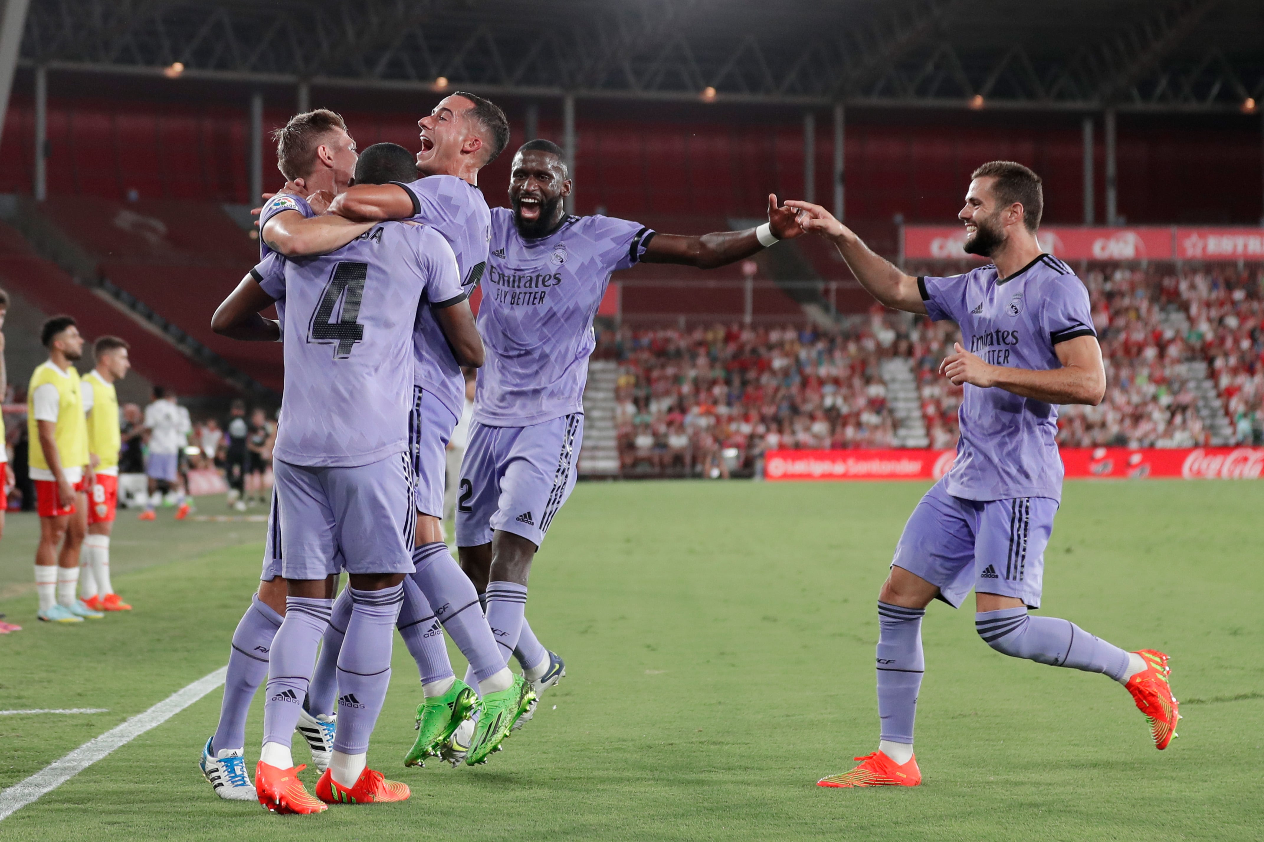 El Real Madrid celebrando el 1-2 conseguido frente al Almería